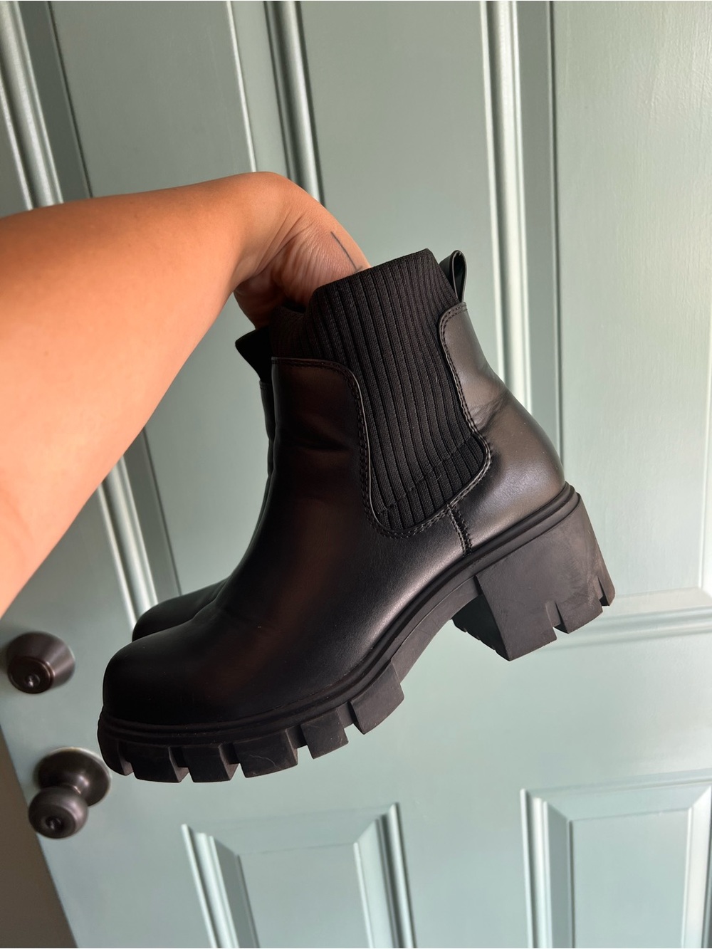 Black boots - Picture 3 of 7